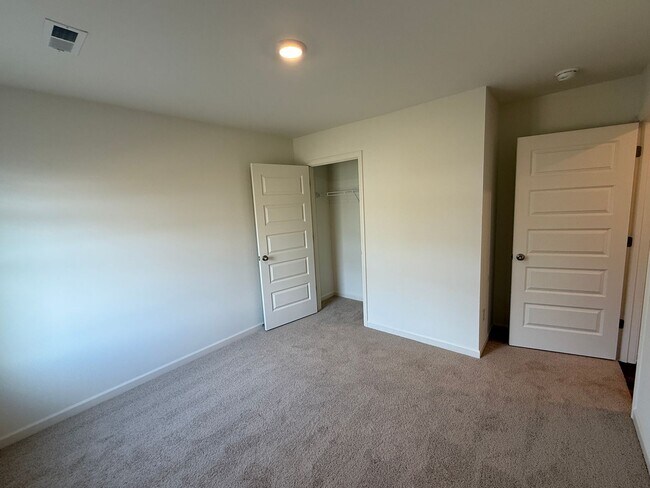 Building Photo - Caffee sub-division, very close to Mercedes plant, one level 4 Bedroom/2 Bath 1774 sqft