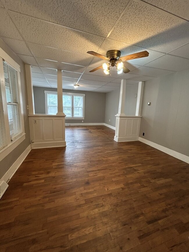 Building Photo - Just Remodeled! 2br/1ba - with Garage and Fenced-in Yard!