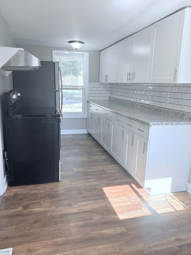 Building Photo - Charming 3BR 1BA Home w/ Sunroom • Stainless Kitchen • Yard w/ Fire Pit in Delaware