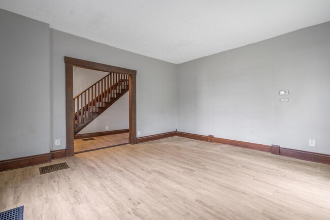 Building Photo - Large 4 Bedroom Home