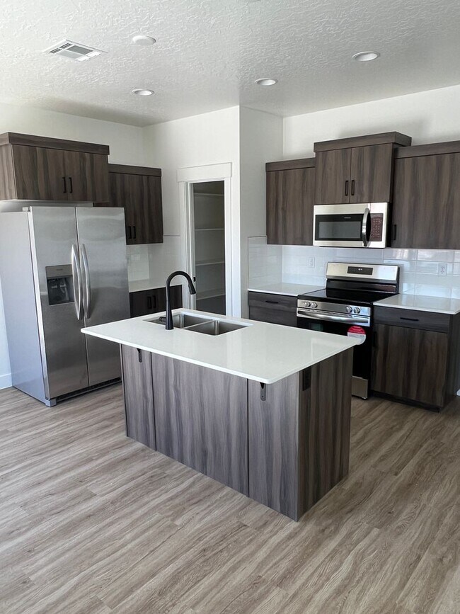 Building Photo - Newer 4 bedroom townhome in South Desert Gardens!