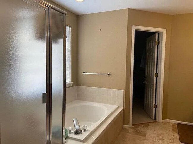 Building Photo - Stunning 5 bed, 3.5 bath Superior Home! Available Early June!