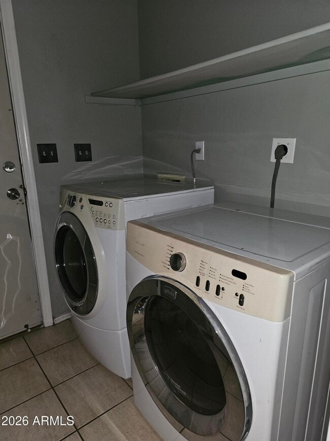 Building Photo - 1489 W Page Ave