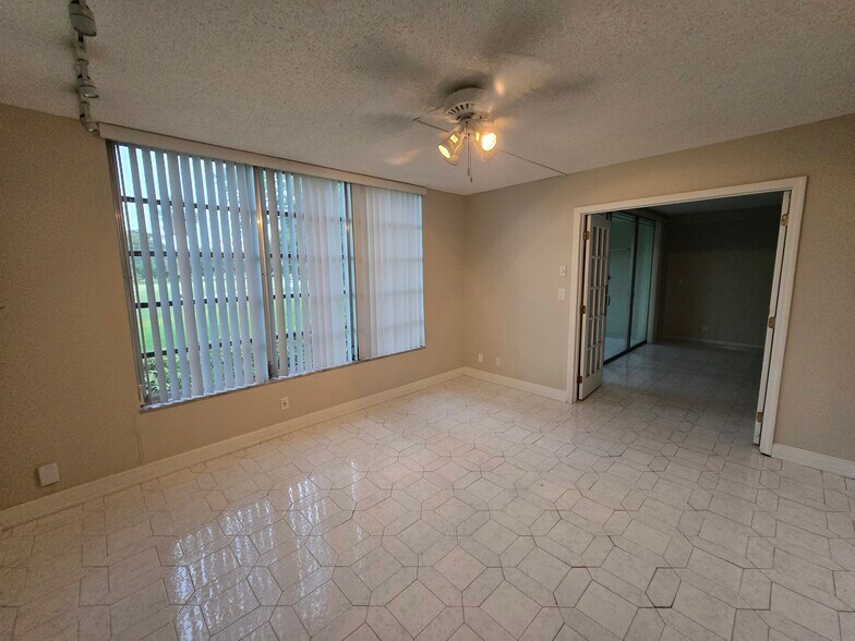 Third Bedroom Pic2 - 3800 Oaks Clubhouse Dr