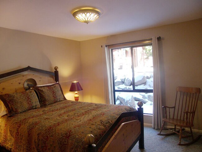 Building Photo - 3 Bedroom with a Summer Pool - Across from Champion Golf!