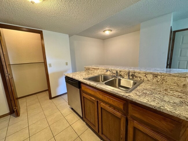 Building Photo - 3 bedroom 2 full bathroom Duplex home in B...