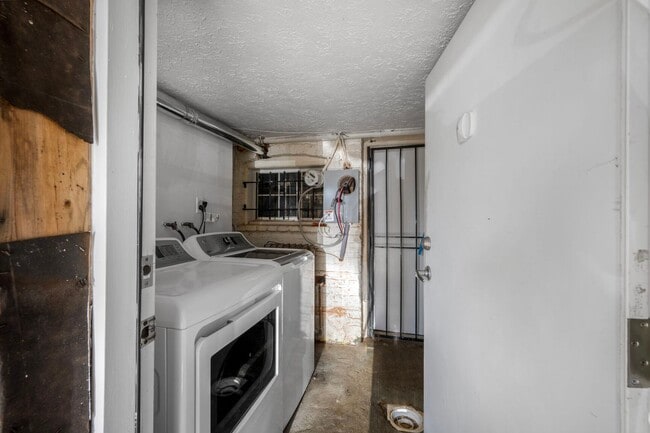 Building Photo - Available Now! Recently Renovated 4 Bedroo...