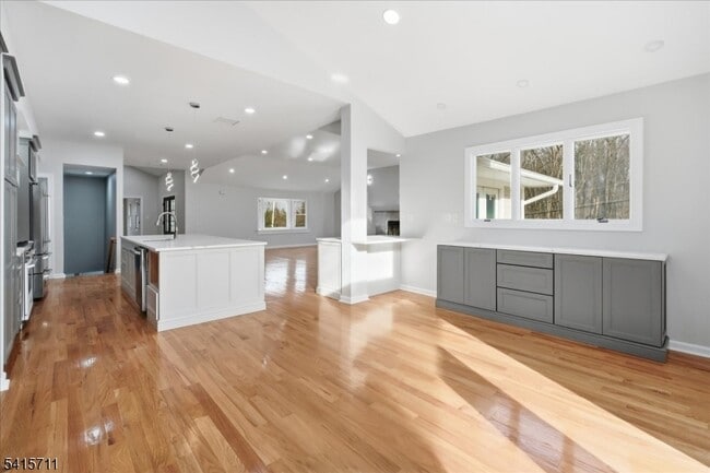 Building Photo - 17 Richter St