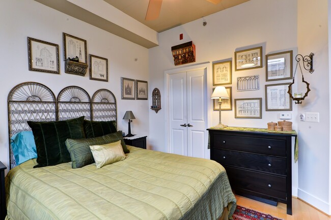 Building Photo - Gorgeous Light Filled Spacious Studio Blocks to King St Metro