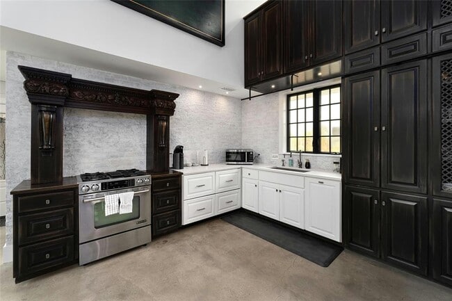 Building Photo - 813 1/2 E 13th St