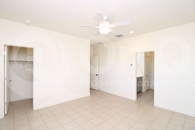 Building Photo - 744 E Diamond Dr