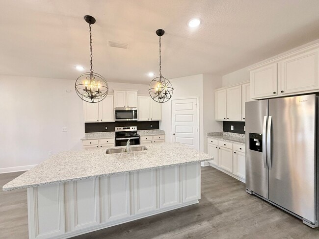 Building Photo - Spacious 4-Bedroom Home - Community Pool