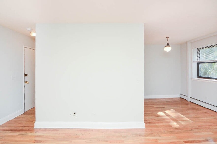 Building Photo - 515 W Briar Pl