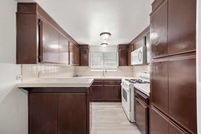 Building Photo - Spacious 2 Bedroom 2 Bathroom 3 Story Cond...