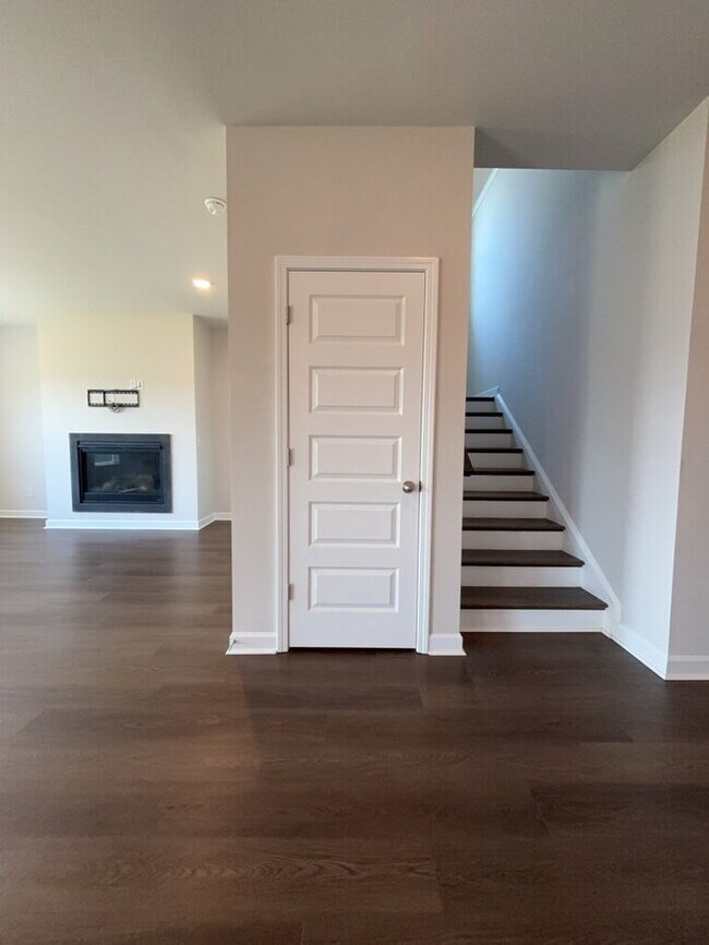 Building Photo - 445 Navona Dr