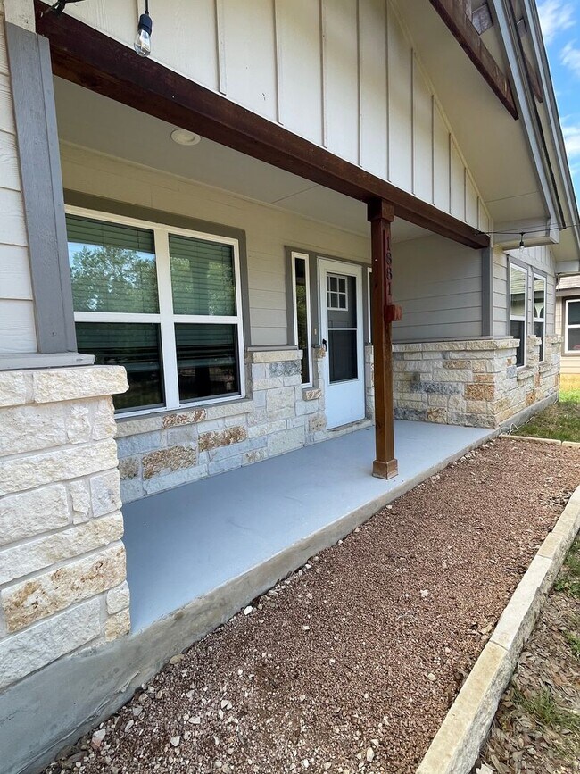 Building Photo - NEW ON MARKET