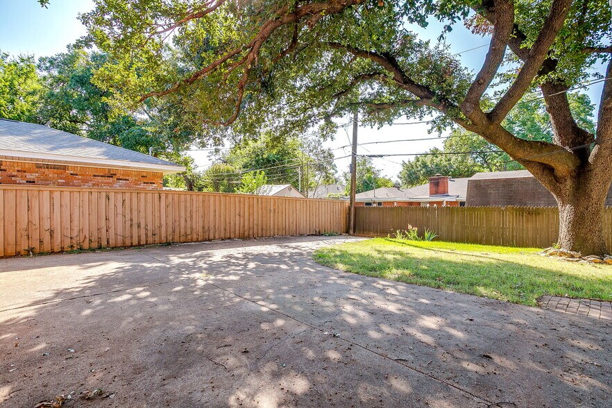 Building Photo - 1706 Larkspur Dr