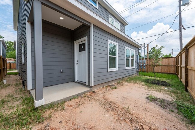 Building Photo - 8202 Homewood Ln