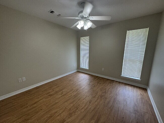 Building Photo - 3 bedroom 2 bath brick duplex in excellent...