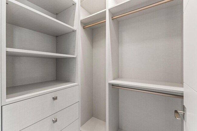 Building Photo - 6587 N Palmeraie Blvd