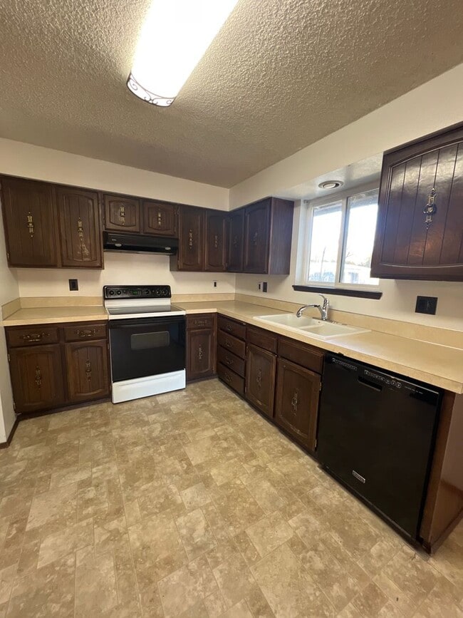 Building Photo - Near Chestnut Ave 3 br 1.5 ba all on one l...