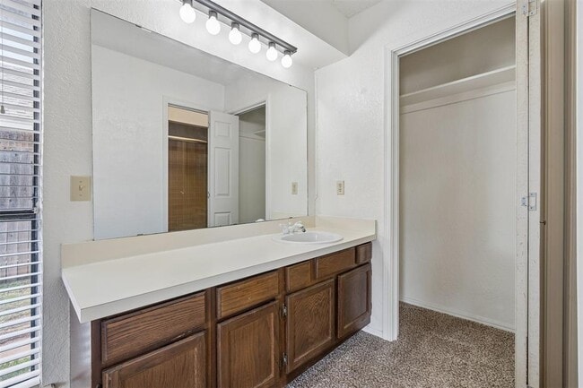 Building Photo - 3703 Southwind Ave