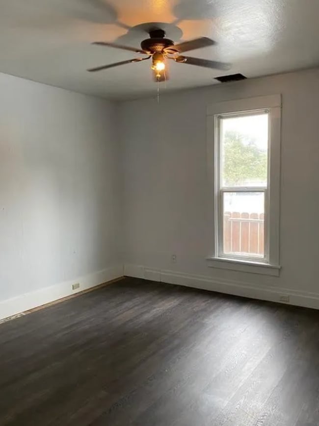Building Photo - 4 Bedroom 2 Bath in Townsend!