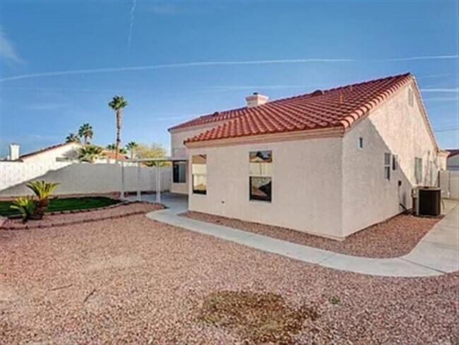 Building Photo - Beautiful single story home