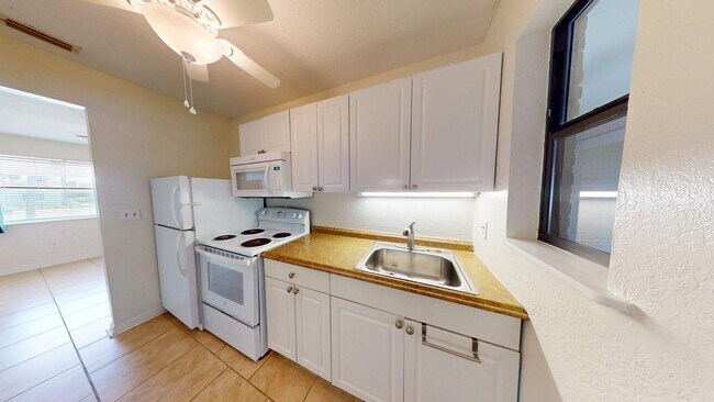 Building Photo - Great 2 bedrooms and 1 bathrooms Beach House