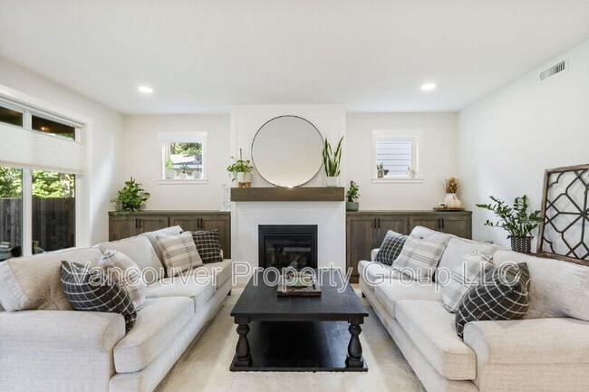 Building Photo - 746 SE 38th St