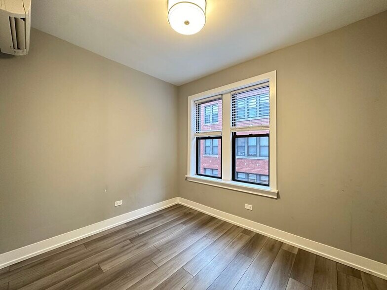 Building Photo - 3913 N Janssen Ave