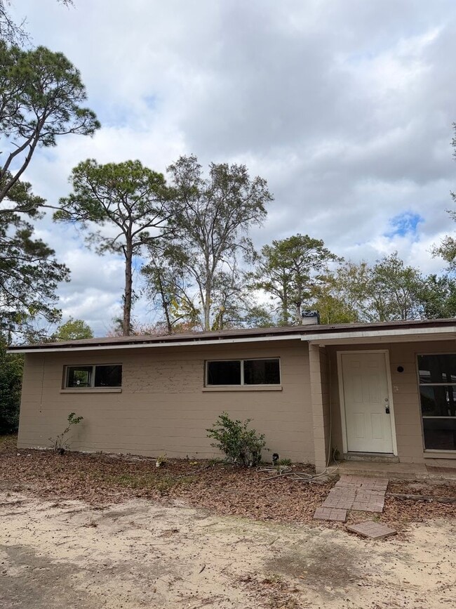 Building Photo - 3/1 off Orange Ave available now