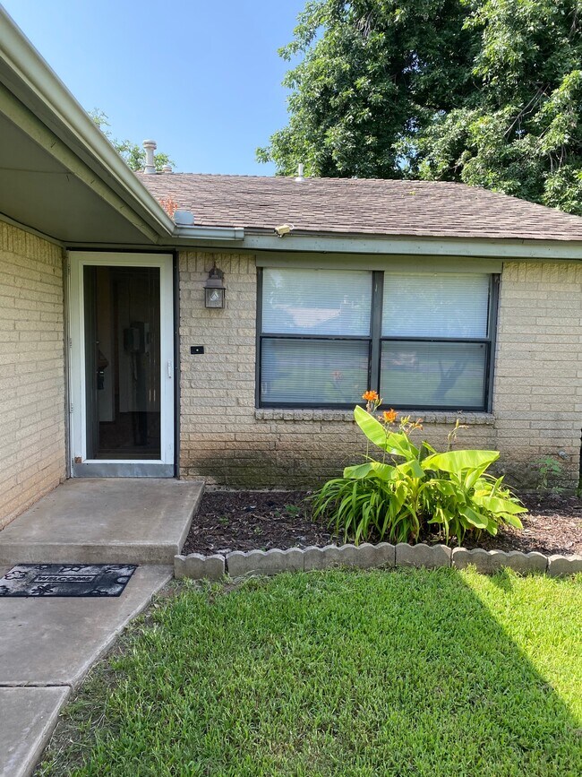 Building Photo - 2902 SW 86th St