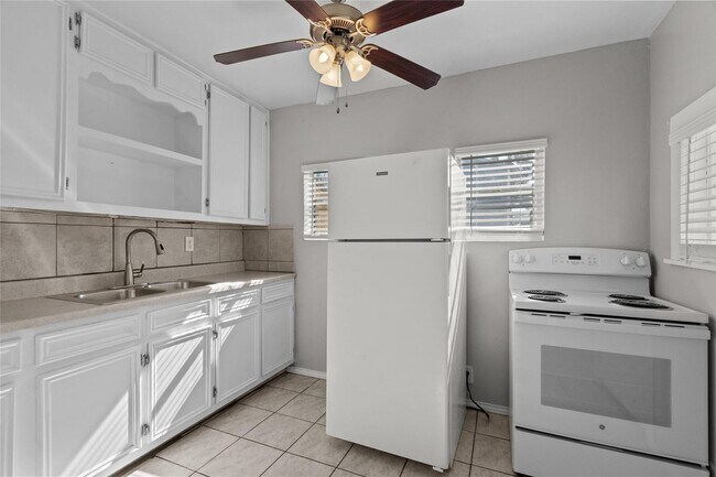 Building Photo - Cozy 1-bedroom 1-batn duplex on Galveston Island