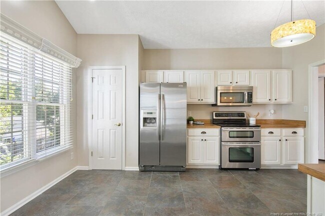 Building Photo - 1535 Dixon Dr