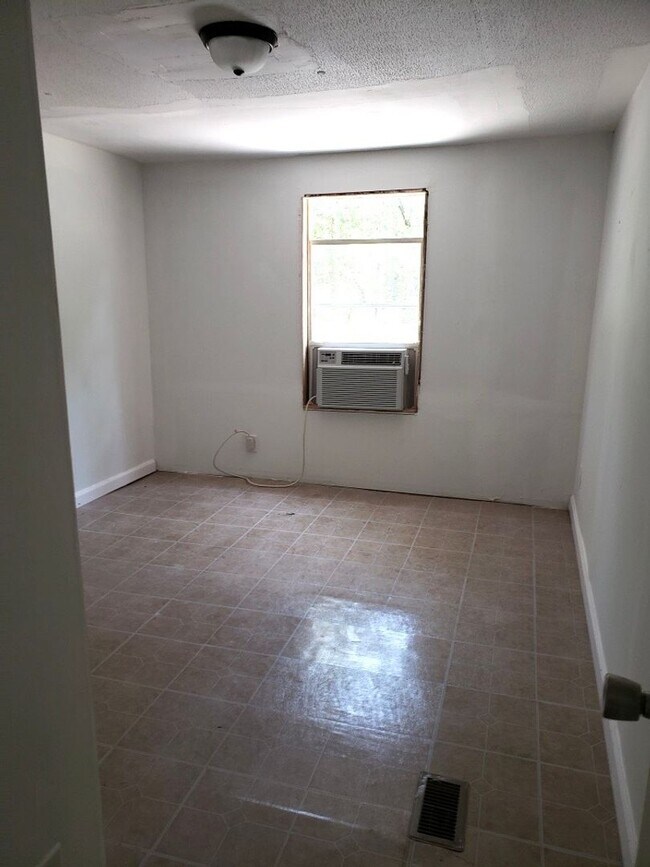 Building Photo - APPROVED SECTION 8 VOUCHERS APPLY NOW! Rent this 3 Bedroom in Trenton!