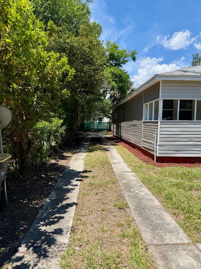 Building Photo - Great and Affordable 4 Bedroom 2 Bathroom House for Rent