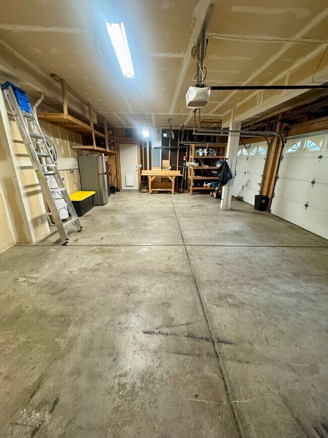 Building Photo - Gorgeous 4 bedroom with Loft and 3 car gar...