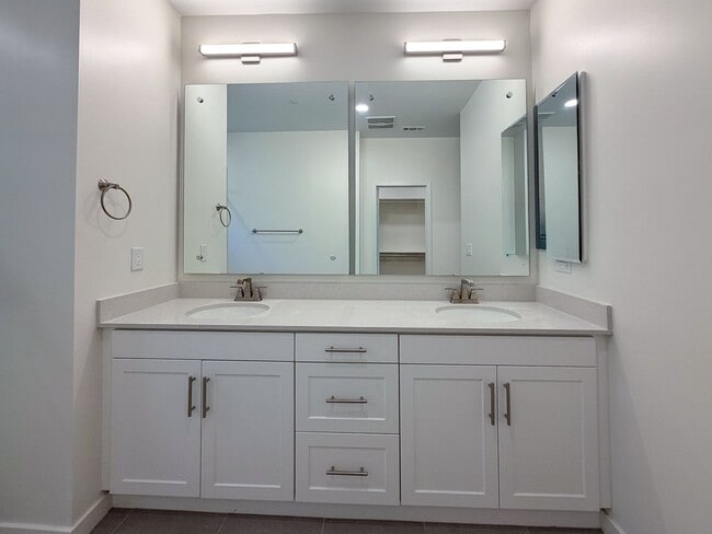 Building Photo - 1568 E Thompson Blvd