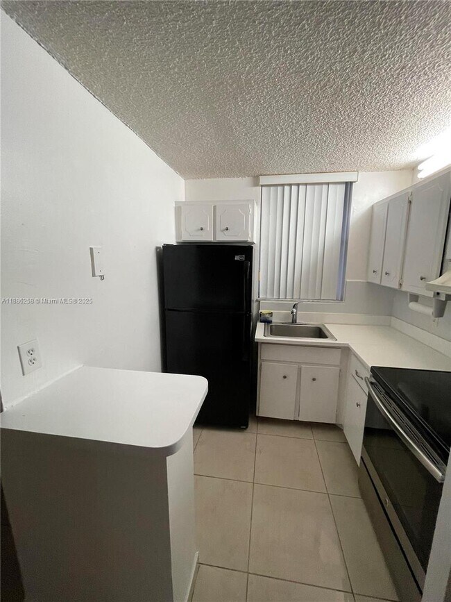 Building Photo - 1801 S Treasure Dr