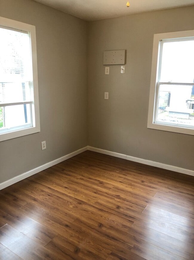 Building Photo - Two Bedroom One Bath Duplex Available in S...
