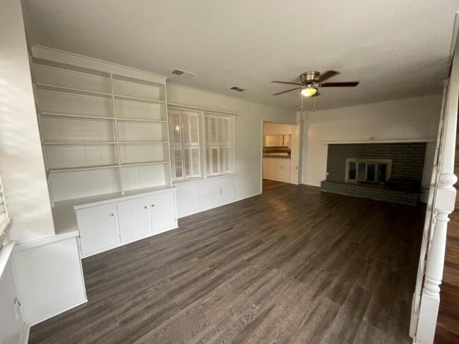 Building Photo - 1205 College Oaks Dr