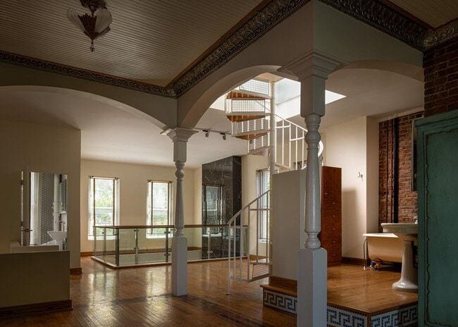 Building Photo - Stunning Union Hill Brownstone with Modern...