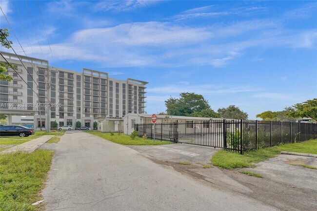 Building Photo - 1085 NE 126th St