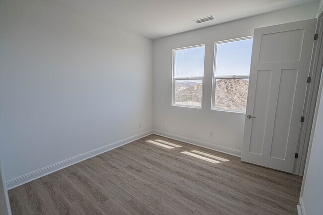 Building Photo - Spacious 5-Bedroom Home with Community Ame...