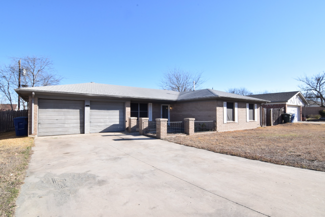 Building Photo - 415 Cottonwood Dr