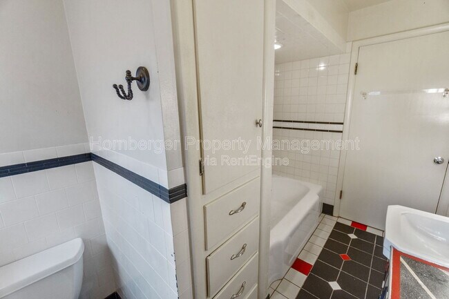 Building Photo - 2324 E South Crescent Ave