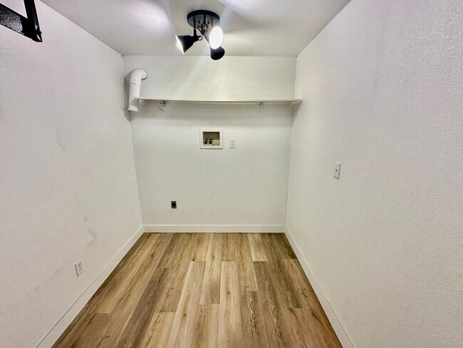 Building Photo - 808 W 11th Ave