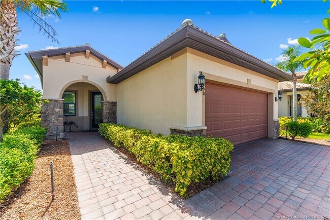 Building Photo - 250 SE Courances Dr