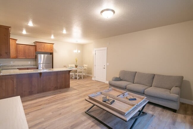 Building Photo - Beautiful Middle Floor Condo in Springville